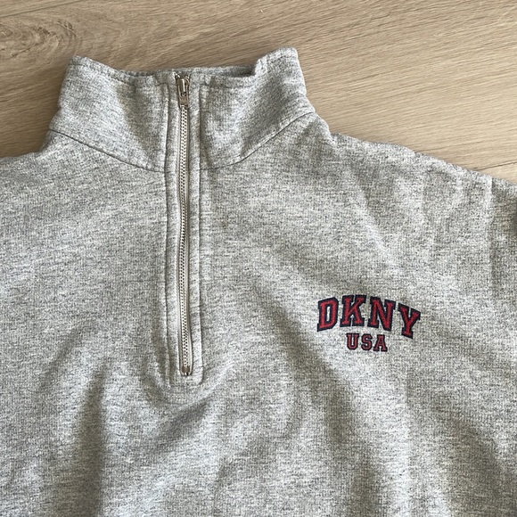 DKNY USA Sweater Size Small. Good condition. - Picture 7 of 7
